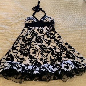 Adorable Studio Y black & white dress. Size large.